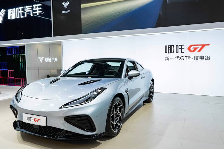 东莞147哪吒汽车在智能汽车领域的表现，领途汽车在新能源汽车市场中的影响力